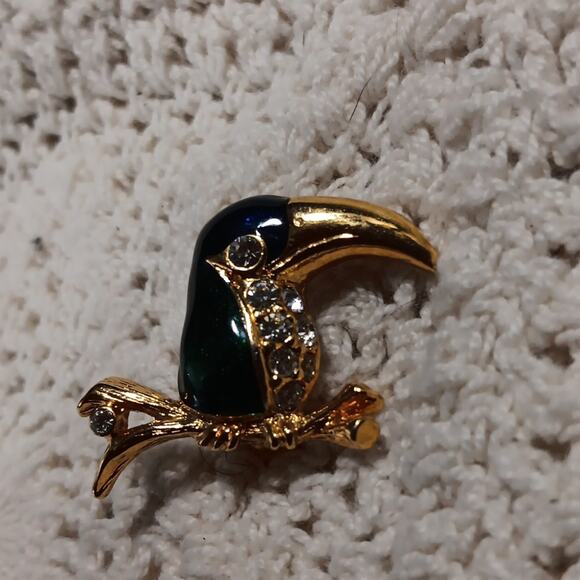 Toucan Bird on a Branch Pin Brooch Gold Tone Green Blue Clear Rhinestone - Picture 3 of 6